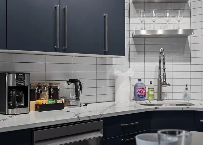Pfr - Highland, 3br 2ba Shadyside Condo, 2 Decks, 3rd Floor Walkup Pittsburgh